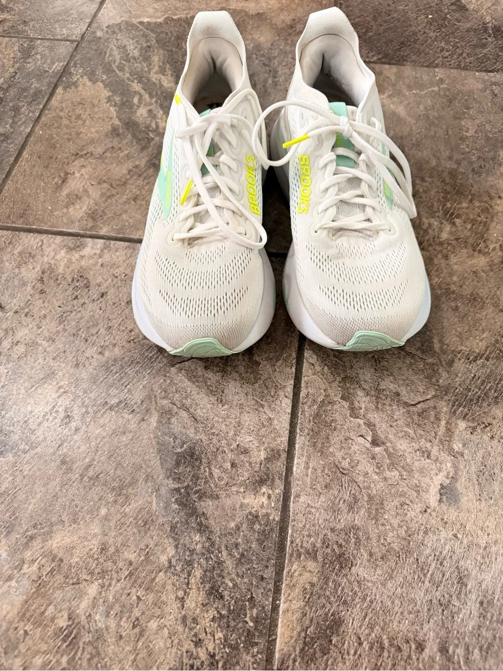 White Brooks Adrenaline GTS 25 Women’s size 10.5